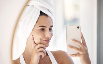 Veroudering door schermgebruik: Hoe kan de smartphone en laptop je huid beïnvloeden?